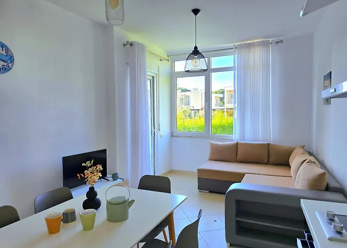 In Gjiri I Lalzit Near Sandy Plazhi San Pietro